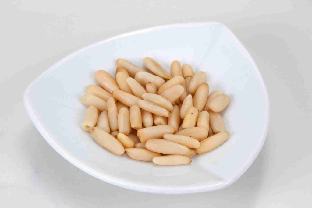 Кедровые орехи на тарелке фото